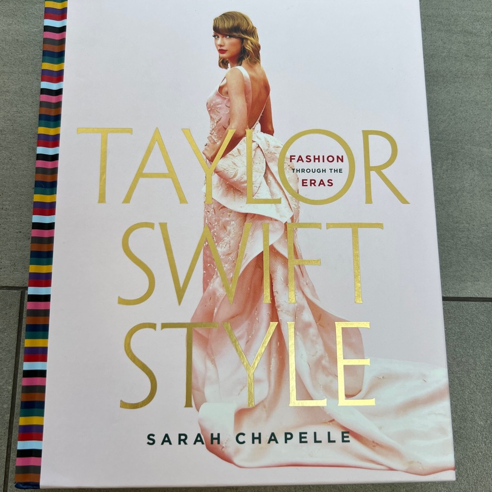 NWT Taylor Swift Style Book - Fashion Through The Eras by Sarah Chapelle 🌸